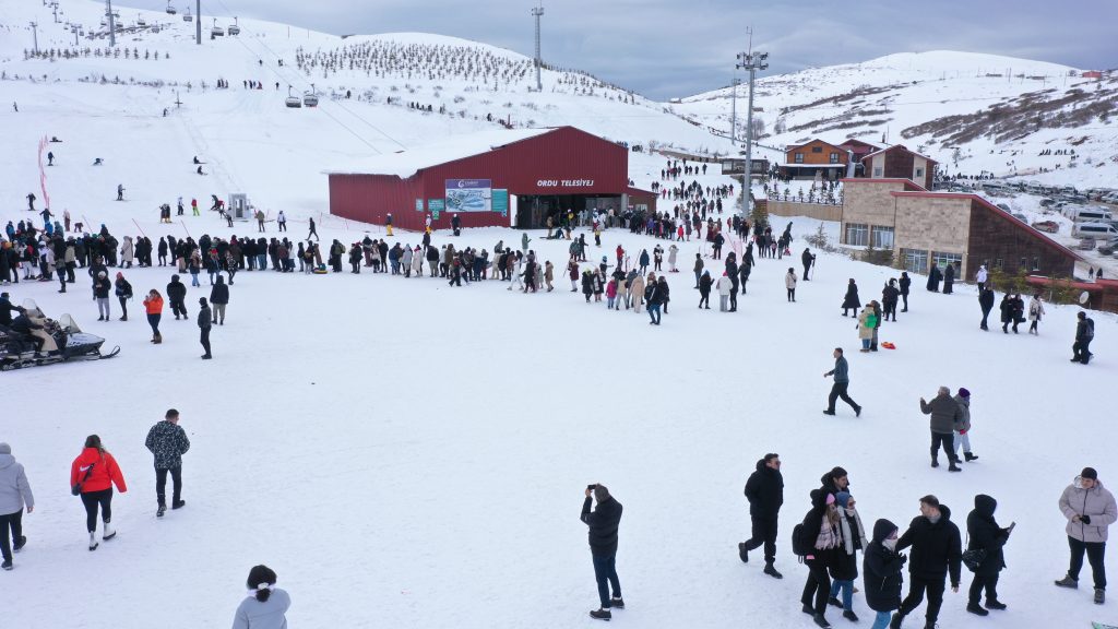 ÇAMBAŞI YAYLASI DOLDU TAŞTI ORDU BÜYÜKŞEHİR BELEDİYESİNİN YARIYIL TATİLİNDE ÜCRETSİZ ULAŞIMINDAN 3 BİN KİŞİ YARARLANDI SON YILLARDA YAPILAN YATIRIMLARLA CAZİBESİ ARTAN ÇAMBAŞI YAYLASI HAFTA SONU DOLDU TAŞTI