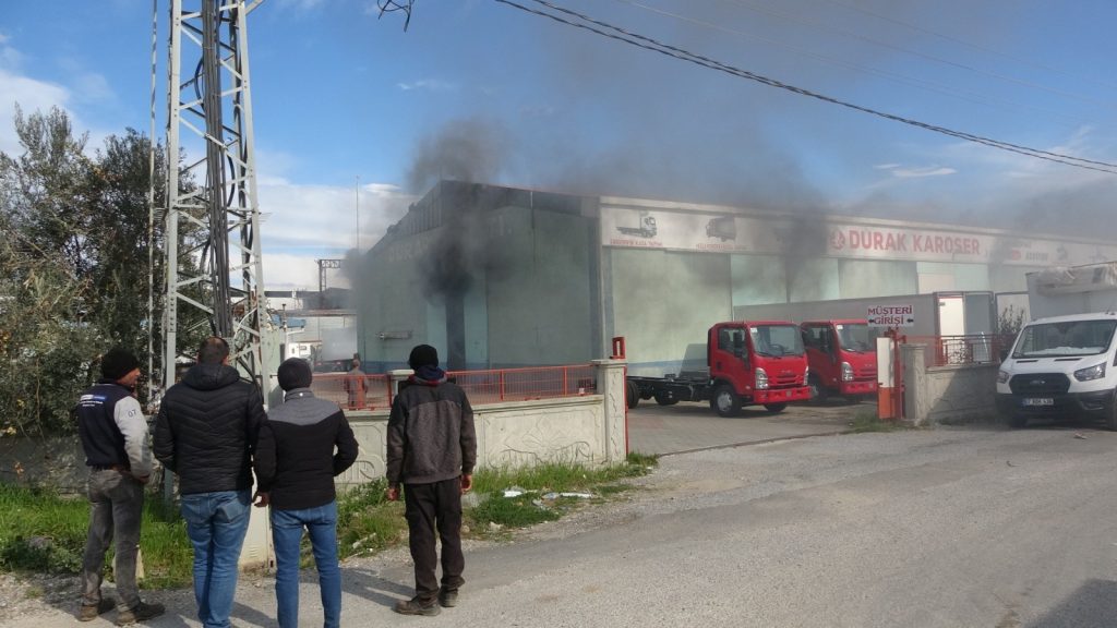 MANAVGAT'T İŞ YERİ YANGINI KORKUTTU
