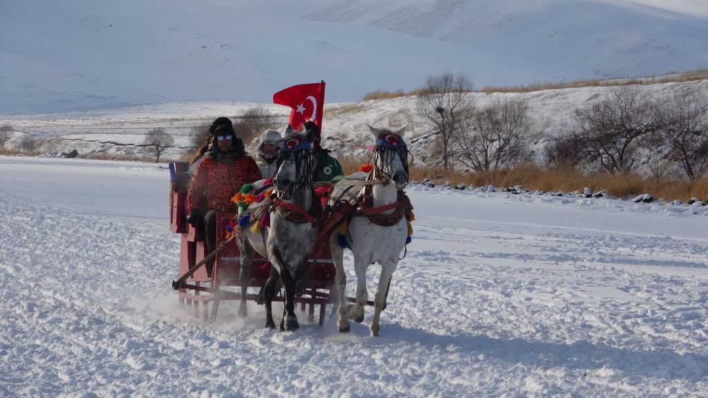 ÇILDIR GÖLÜ'NDE HAFTA SONU YOĞUNLUĞU