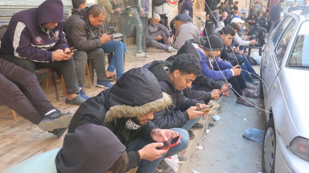 SEVDİKLERİYLE KONUŞMAK İSTEYEN GAZZELİLER İNTERNET KAFENİN ÖNÜNDE TOPLANIYOR
