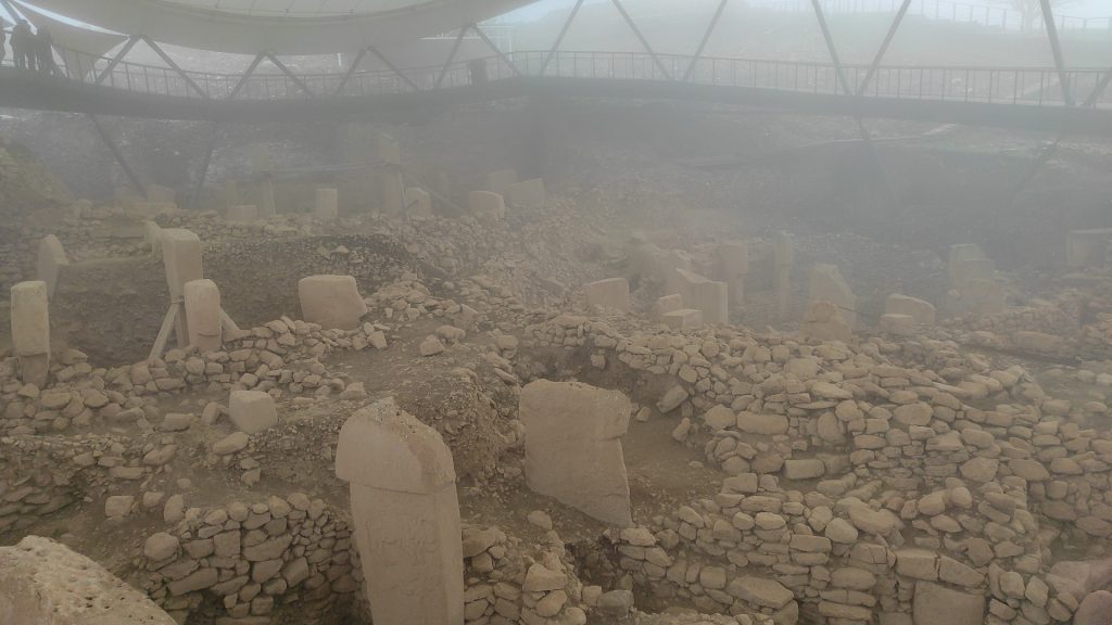 TARİHİN SIFIR NOKTASI GÖBEKLİTEPE SİS İLE KAPLANDI KARPOSTALLIK GÖRÜNTÜLER OLUŞTU