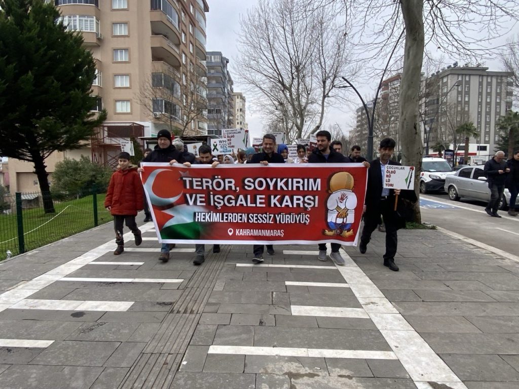 HEKİMLER VE SAĞLIK ÇALIŞANLARI GAZZE İÇİN 'SESSİZ' YÜRÜYÜŞ DÜZENLEDİ