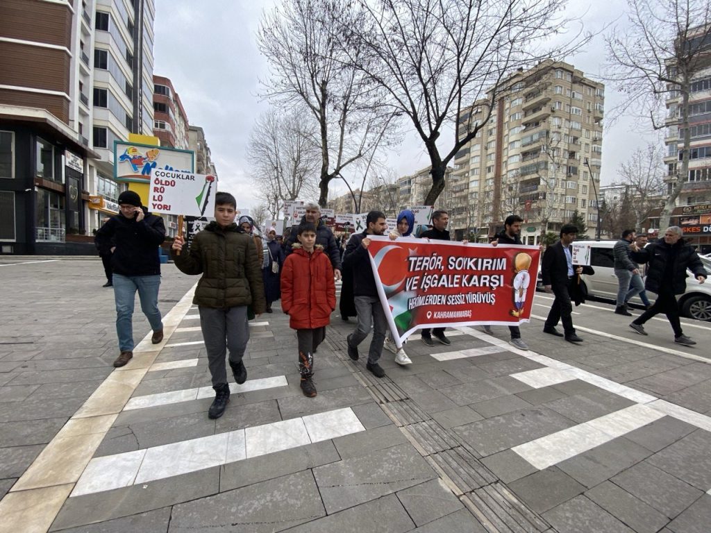 HEKİMLER VE SAĞLIK ÇALIŞANLARI GAZZE İÇİN 'SESSİZ' YÜRÜYÜŞ DÜZENLEDİ