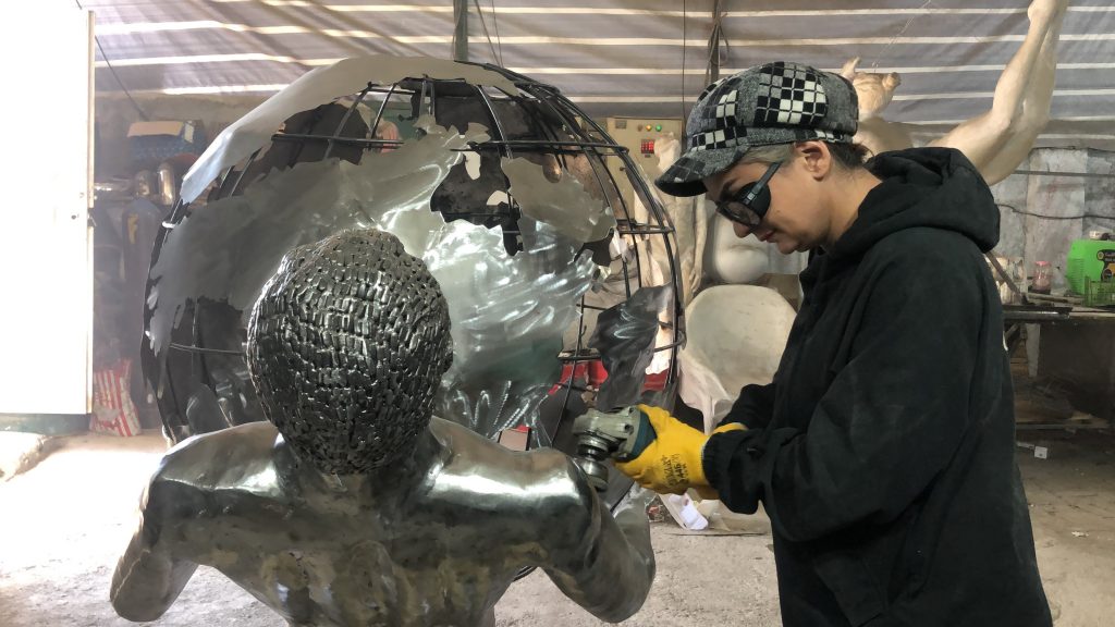 İRANLI MERYEM KAZEMİ, HURDA METALLERİ GÖZ ALICI SANAT ESERLERİNE DÖNÜŞTÜRÜYOR