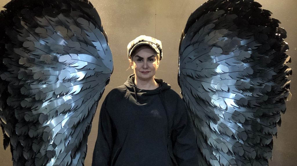 İRANLI MERYEM KAZEMİ, HURDA METALLERİ GÖZ ALICI SANAT ESERLERİNE DÖNÜŞTÜRÜYOR