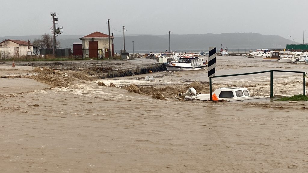 ÇANAKKALE'DE SAĞANAK YAĞIŞ NEDENİYLE KEPEZ ÇAYI TAŞTI