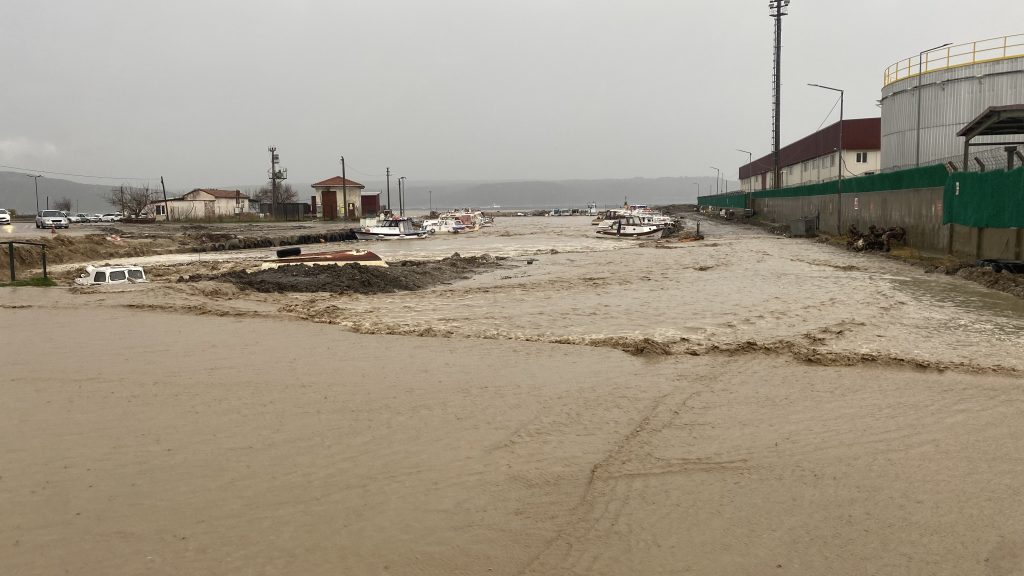 ÇANAKKALE'DE SAĞANAK YAĞIŞ NEDENİYLE KEPEZ ÇAYI TAŞTI