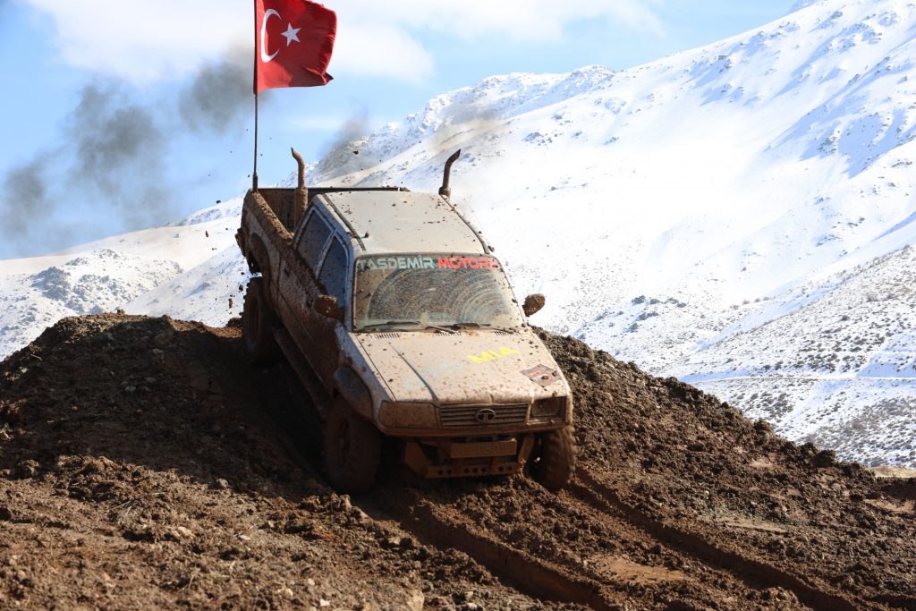 HAZARBABA DAĞI'NDA OFF-ROAD RÜZGARI ELAZIĞ'DA OFF-ROAD, RENKLİ GÖRÜNTÜLERE SAHNE OLDU