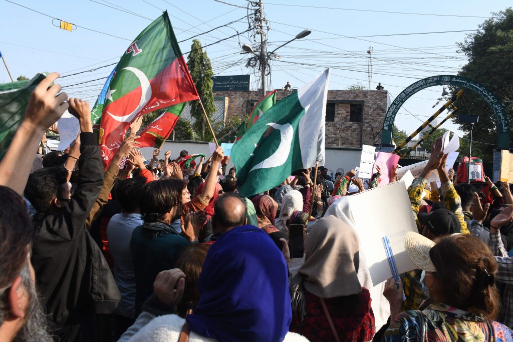 PAKİSTAN'DA IMRAN KHAN DESTEKÇİLERİ SEÇİMLERDE HİLE YAPILDIĞI İDDİASIYLA PROTESTO GÖSTERİSİ DÜZENLEDİ