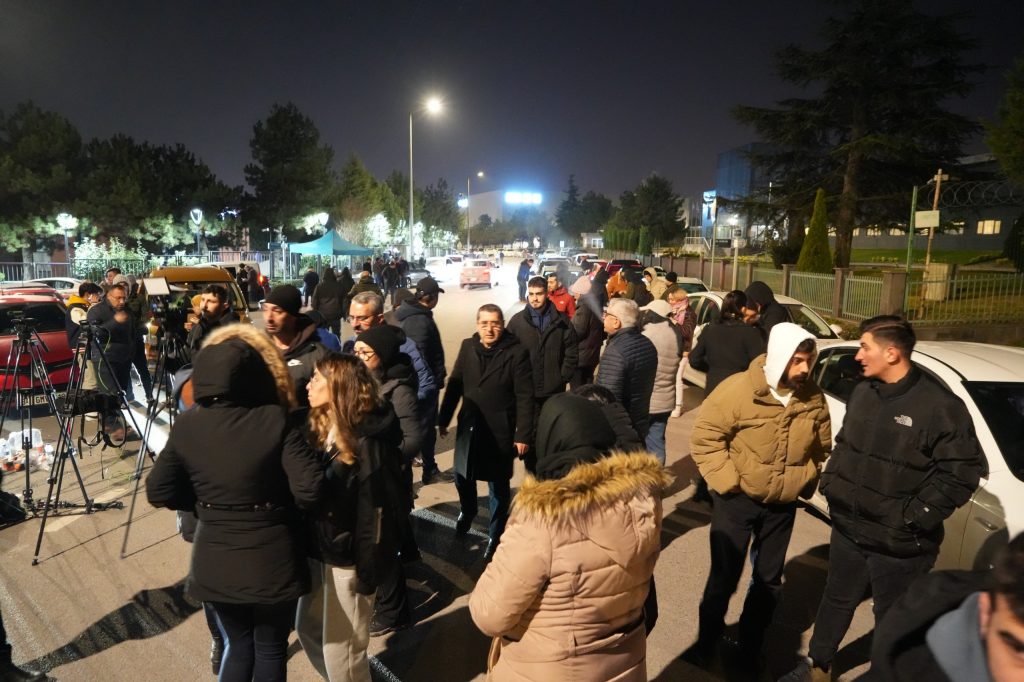 9 SAATLİK REHİNE KRİZİ SALDIRGANIN TUVALETİ GELİNCE SON BULDU İHTİYAÇ İÇİN REHİNELERİN YANINDAN AYRILINCA POLİS EKİPLERİ OPERASYON DÜZENLEDİ DOĞUM GÜNÜ KUTLATTI, REHİNELERE CANLI YAYIN AÇTIRDI REHİNELERLE SALDIRGAN ARASINDA İLGİNÇ DİYALOGLAR