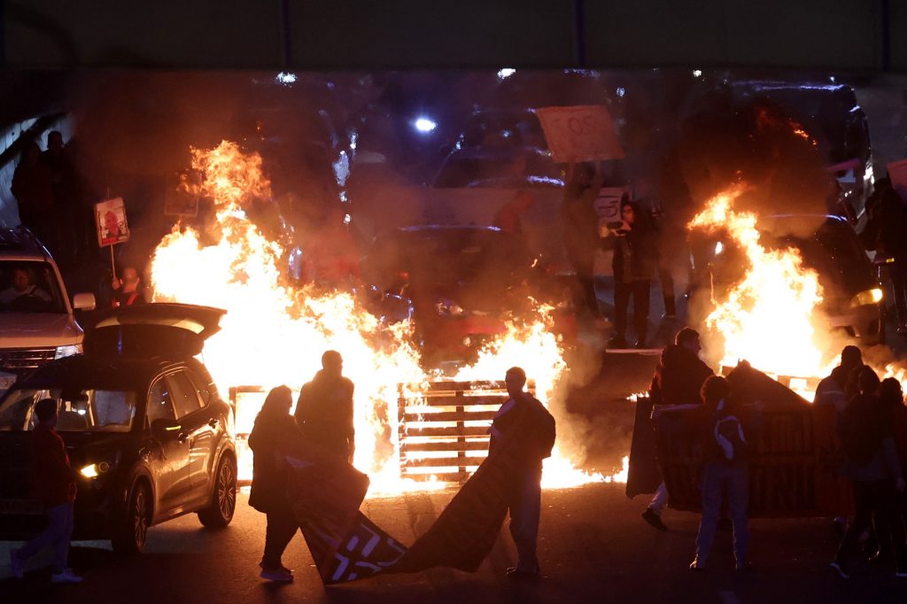Protesters block Tel Aviv highway demanding hostages release