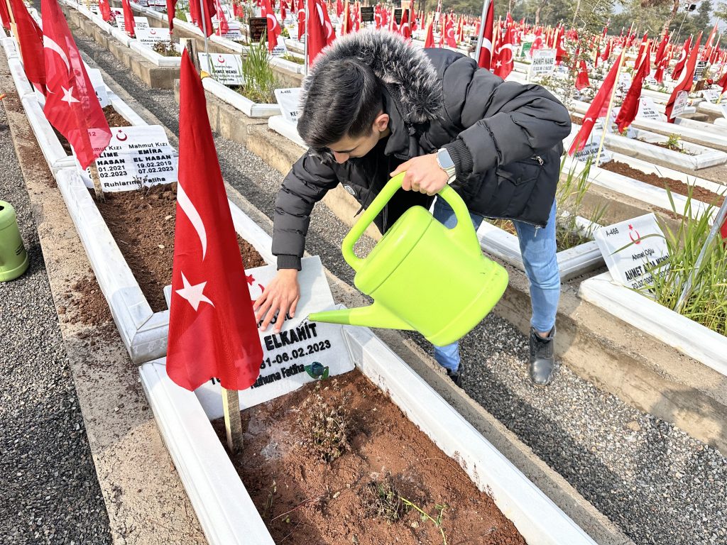 KAHRAMANMARAŞ'TA DEPREMİN YILDÖNÜMÜNDE MEZARLIKLAR DOLDU TAŞTI