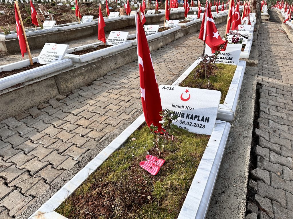 KAHRAMANMARAŞ'TA DEPREMİN YILDÖNÜMÜNDE MEZARLIKLAR DOLDU TAŞTI