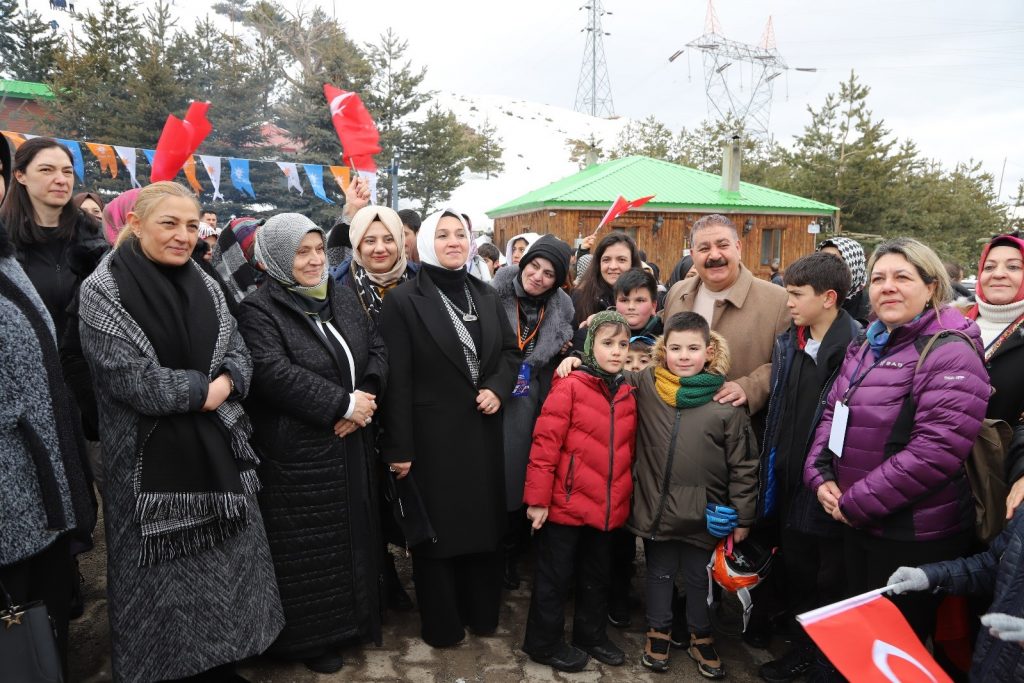 ANNE VE ÇOCUKLARIN PALANDÖKEN'DE KIZAK KEYFİ