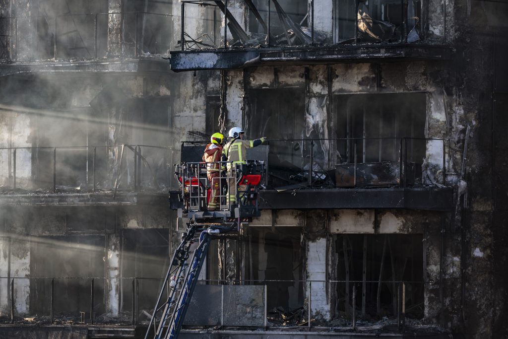 Fire in Valencia's residential blocks leaves four dead and 19 missing