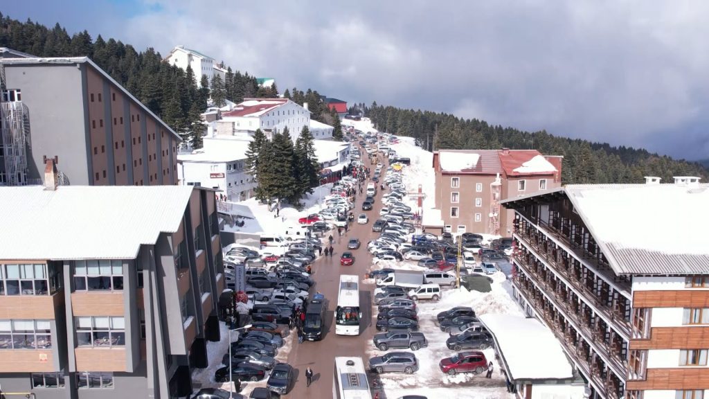 ULUDAĞ'DA SÖMESTR SONU İZDİHAMI YARIYIL TATİLİNİN SON HAFTA SONUNDA YOĞUNLUK HAVADAN BÖYLE GÖRÜNTÜLENDİ KAYAK PİSTİ DOLDU TAŞTI, VATANDAŞLAR DOYASIYA EĞLENDİ