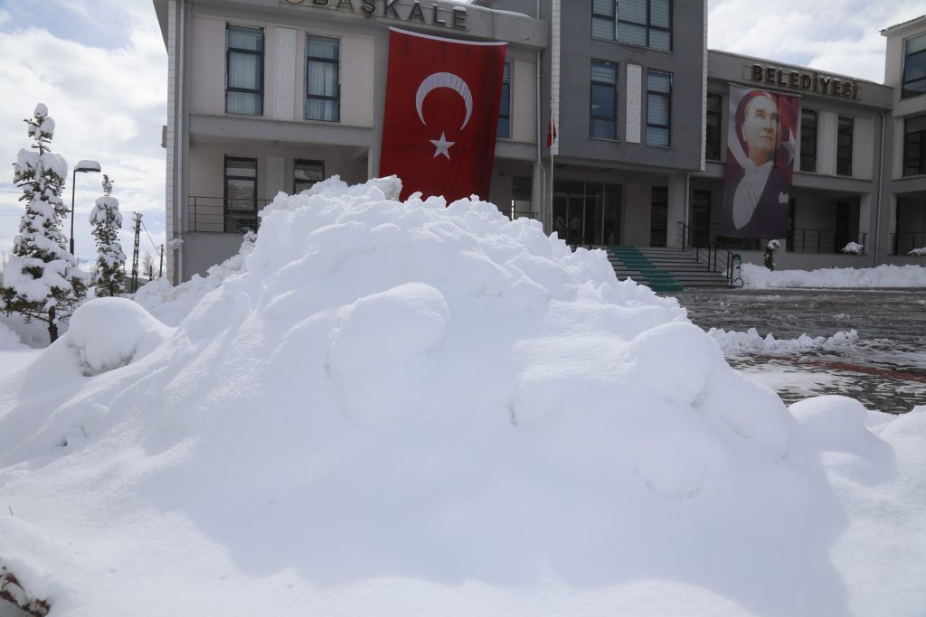 VAN'IN BAŞKALE İLÇESİNDE ETKİLİ OLAN KAR YAĞIŞI HAYATI OLUMSUZ ETKİLERDEN, ORTAYA ÇIKAN GÖRÜNTÜLER İSE KARTPOSTALLARI ANDIRIYOR. (HARUN AKSU/VAN-İHA)
Van'ın Başkale ilçesinde etkili olan kar yağışı hayatı olumsuz etkilerden ortaya çıkan görüntüler ise kartpostalları andırıyor.
