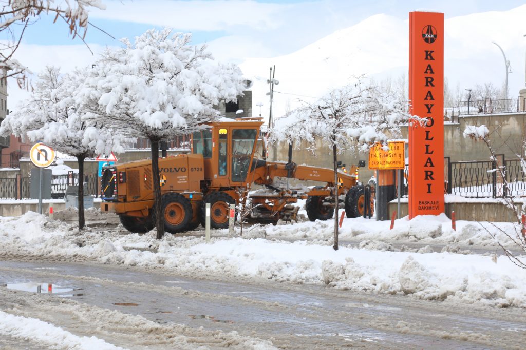 VAN'IN BAŞKALE İLÇESİNDE ETKİLİ OLAN KAR YAĞIŞI HAYATI OLUMSUZ ETKİLERDEN, ORTAYA ÇIKAN GÖRÜNTÜLER İSE KARTPOSTALLARI ANDIRIYOR. (HARUN AKSU/VAN-İHA)
Van'ın Başkale ilçesinde etkili olan kar yağışı hayatı olumsuz etkilerden ortaya çıkan görüntüler ise kartpostalları andırıyor.