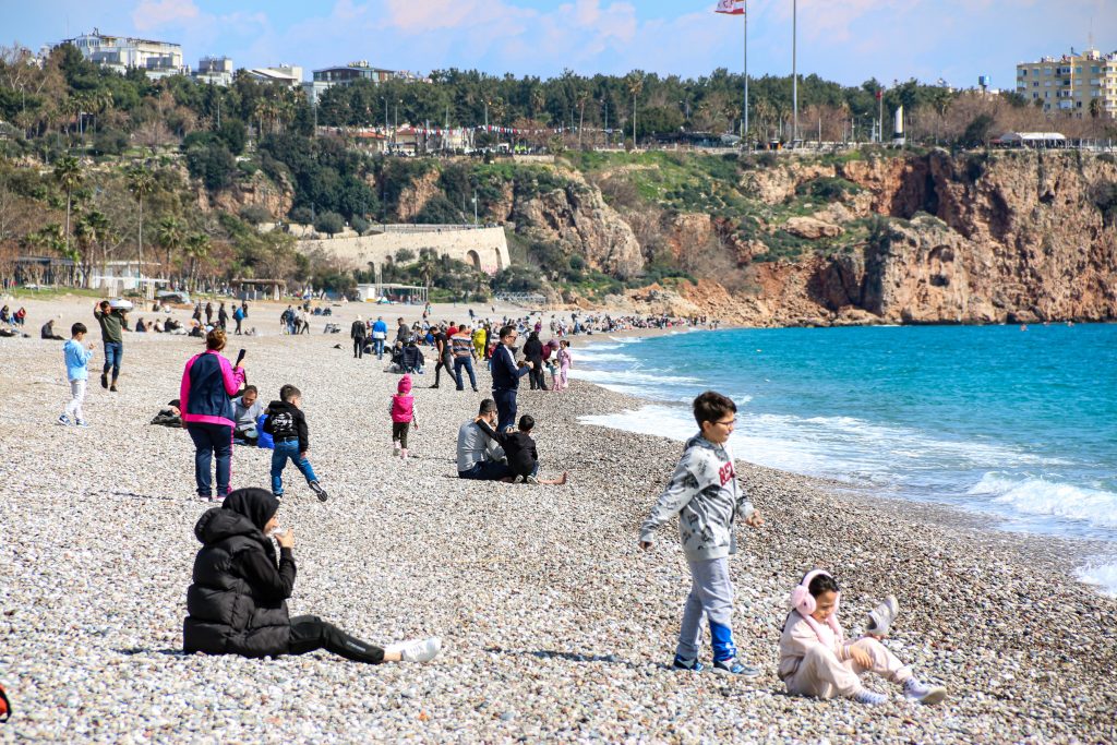 ANTALYA'DA BAHAR HAVASI, SICAKLIĞI HİSSEDEN DENİZE KOŞTU DÜNYACA ÜNLÜ KONYAALTI SAHİLİ'NDE YOĞUNLUK OLUŞTU