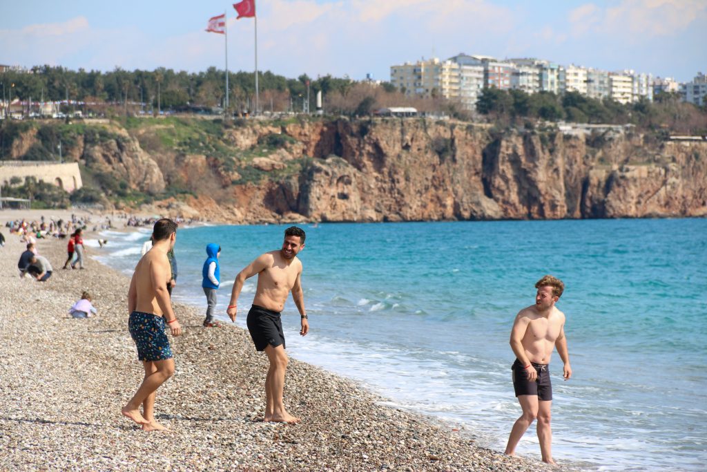 ANTALYA'DA BAHAR HAVASI, SICAKLIĞI HİSSEDEN DENİZE KOŞTU DÜNYACA ÜNLÜ KONYAALTI SAHİLİ'NDE YOĞUNLUK OLUŞTU