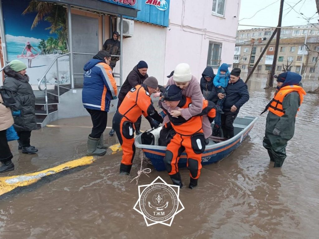 KAZAKİSTAN'DA SEL: BİNLERCE KİŞİ HELİKOPTERLE TAHLİYE EDİLDİ
