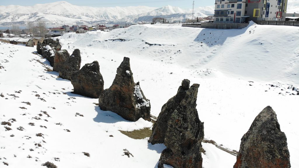 BEYAZA BÜRÜNEN "NEMRUT'UN DEVELERİ" GÖRSEL ŞÖLEN OLUŞTURDU