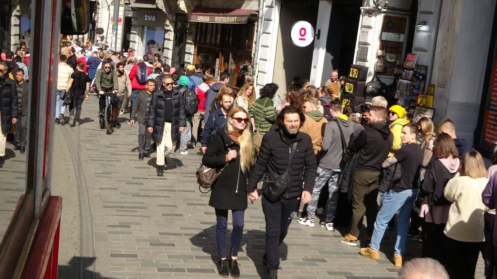 RUSYA VATANDAŞLARI OY VERMEK İÇİN KONSOLOSLUK ÖNÜNDE UZUN KUYRUKLAR OLUŞTURDU
