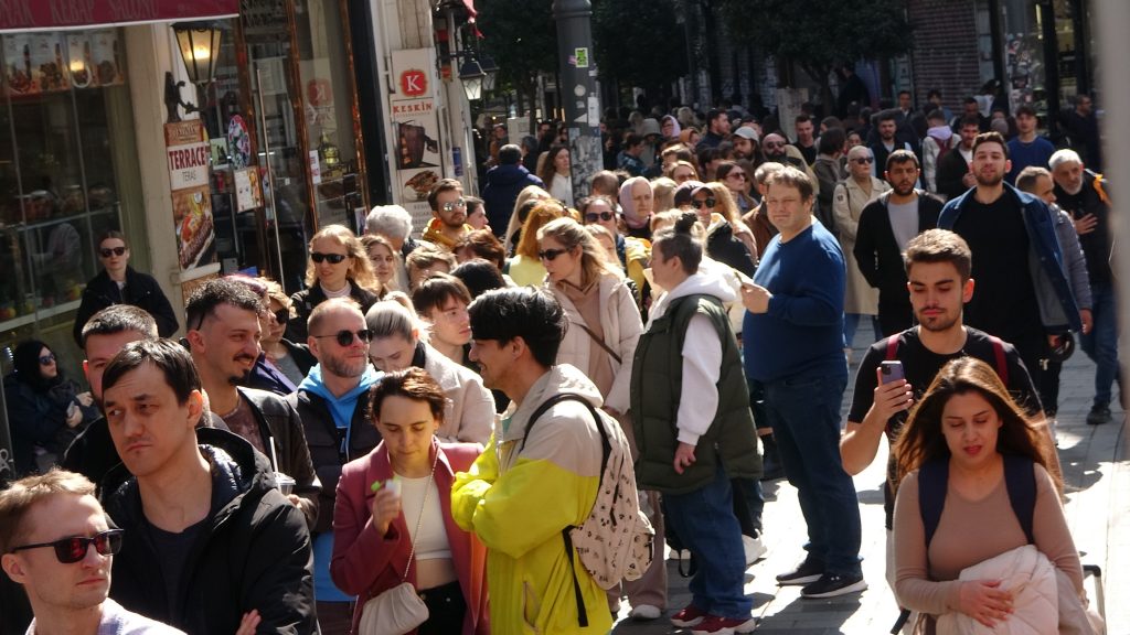 RUSYA VATANDAŞLARI OY VERMEK İÇİN KONSOLOSLUK ÖNÜNDE UZUN KUYRUKLAR OLUŞTURDU