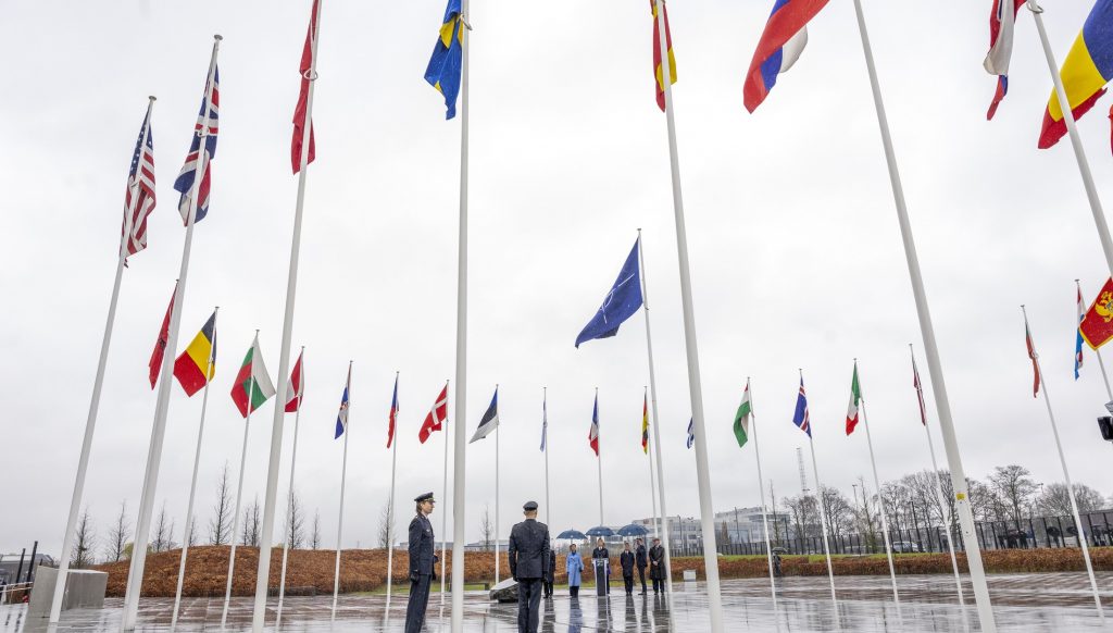 İSVEÇ BAYRAĞI, NATO KARARGAHINDA GÖNDERE ÇEKİLDİ