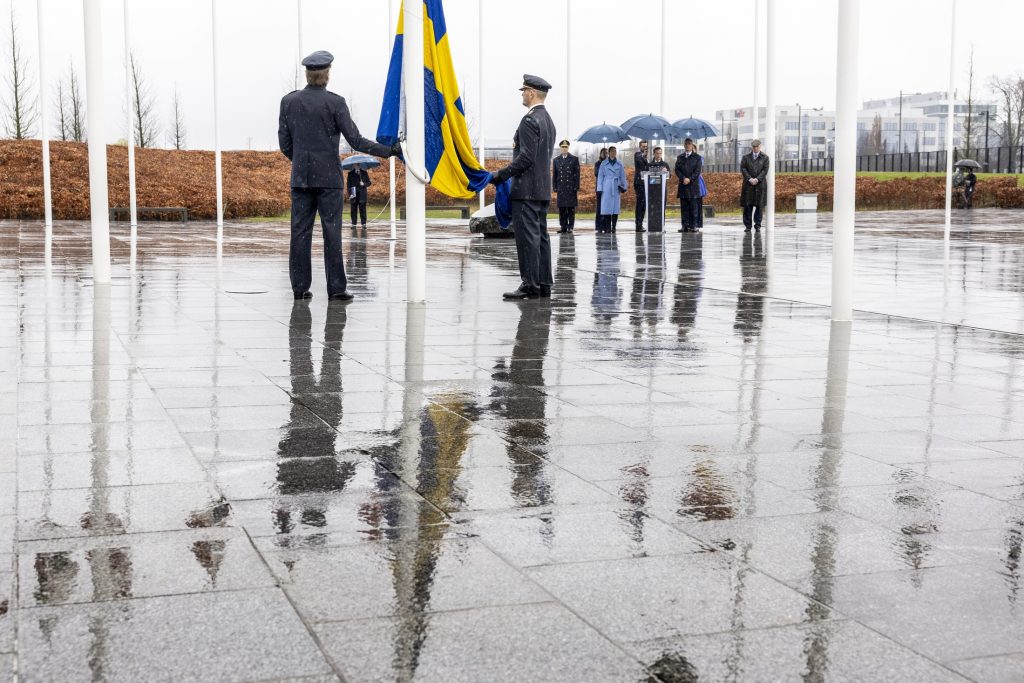 İSVEÇ BAYRAĞI, NATO KARARGAHINDA GÖNDERE ÇEKİLDİ