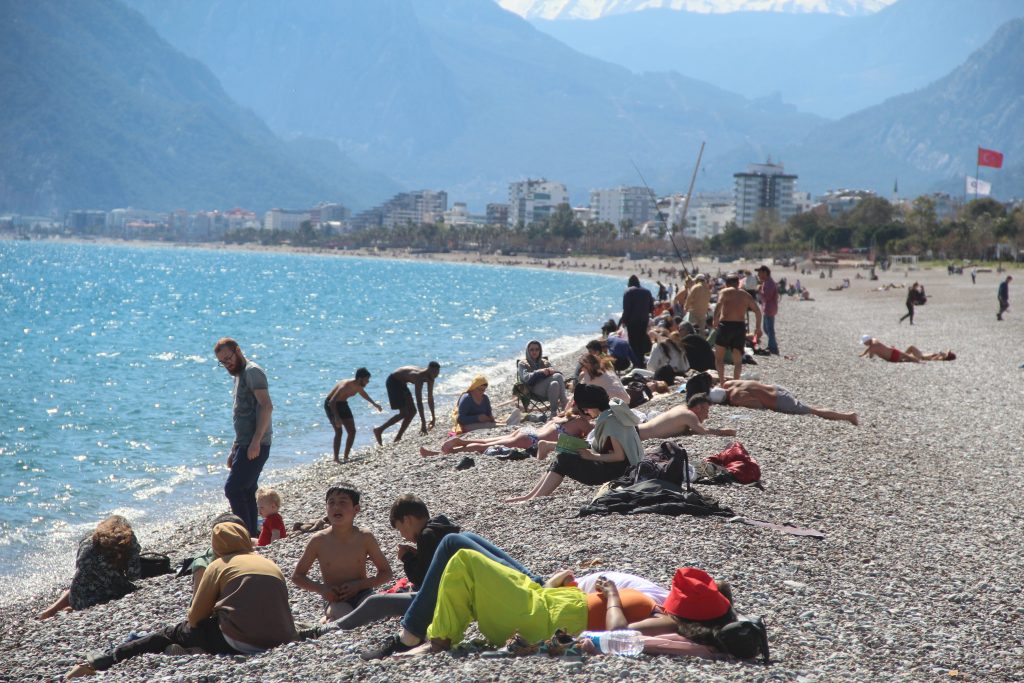 ANTALYA'DA SAHİLDEKİ YOĞUNLUK YAZI ARATMADI ÜLKE GENELİ SOĞUK HAVA HAKİMKEN, TURİZM KENTİ ANTALYA'DA YAZDAN KALMA GÜNLER
