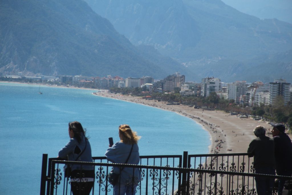ANTALYA'DA SAHİLDEKİ YOĞUNLUK YAZI ARATMADI ÜLKE GENELİ SOĞUK HAVA HAKİMKEN, TURİZM KENTİ ANTALYA'DA YAZDAN KALMA GÜNLER