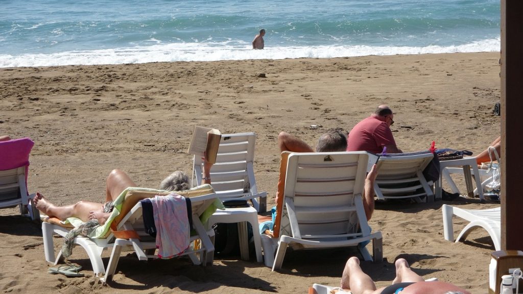 ANTALYA'DA ÇATILARI UÇURAN FIRTINA SONRASI TURİSTLERİN DENİZ KEYFİ GÜNEŞLİ HAVAYI FIRSAT BİLEN TURİSTLER SİDE SAHİLİNDE GÜNEŞLENİP DENİZE GİRDİ