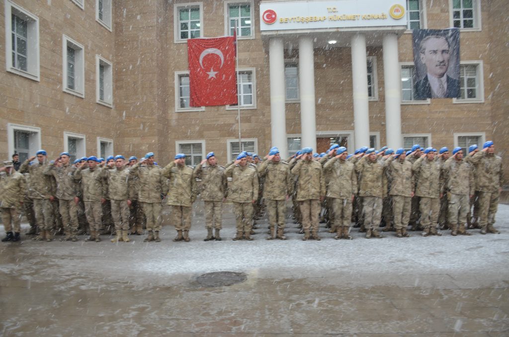 BEYTÜŞŞEBAP'TA MEHMETÇİK VE ÖĞRENCİLER KAR ALTINDA ÇANAKKALE ZAFERİNİ KUTLADI