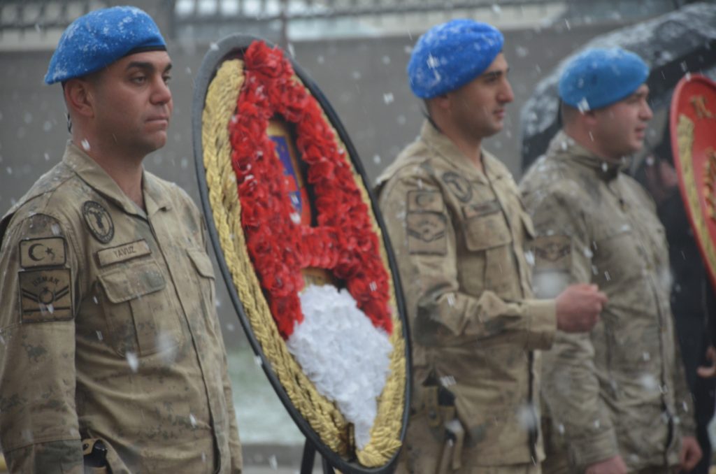 BEYTÜŞŞEBAP'TA MEHMETÇİK VE ÖĞRENCİLER KAR ALTINDA ÇANAKKALE ZAFERİNİ KUTLADI