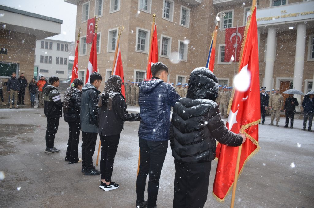 BEYTÜŞŞEBAP'TA MEHMETÇİK VE ÖĞRENCİLER KAR ALTINDA ÇANAKKALE ZAFERİNİ KUTLADI