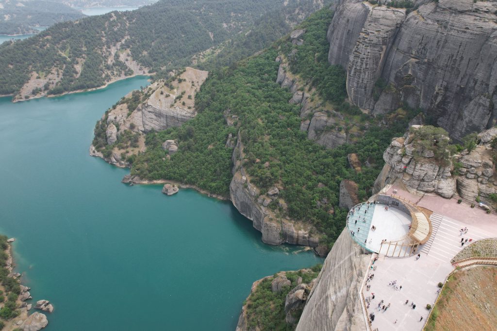 KAHRAMANMARAŞ'TA ALİ KAYASI CAM TERAS'A ZİYARETÇİ AKINI SU SEVİYESİNDEN 160 METRE YÜKSEKLİKTE BULUNAN CAM TERAS MANZARASIYLA İLGİ ÇEKİYOR
