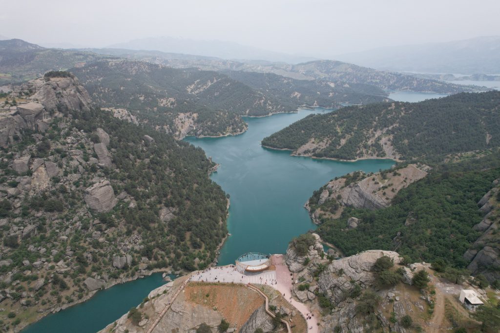 KAHRAMANMARAŞ'TA ALİ KAYASI CAM TERAS'A ZİYARETÇİ AKINI SU SEVİYESİNDEN 160 METRE YÜKSEKLİKTE BULUNAN CAM TERAS MANZARASIYLA İLGİ ÇEKİYOR