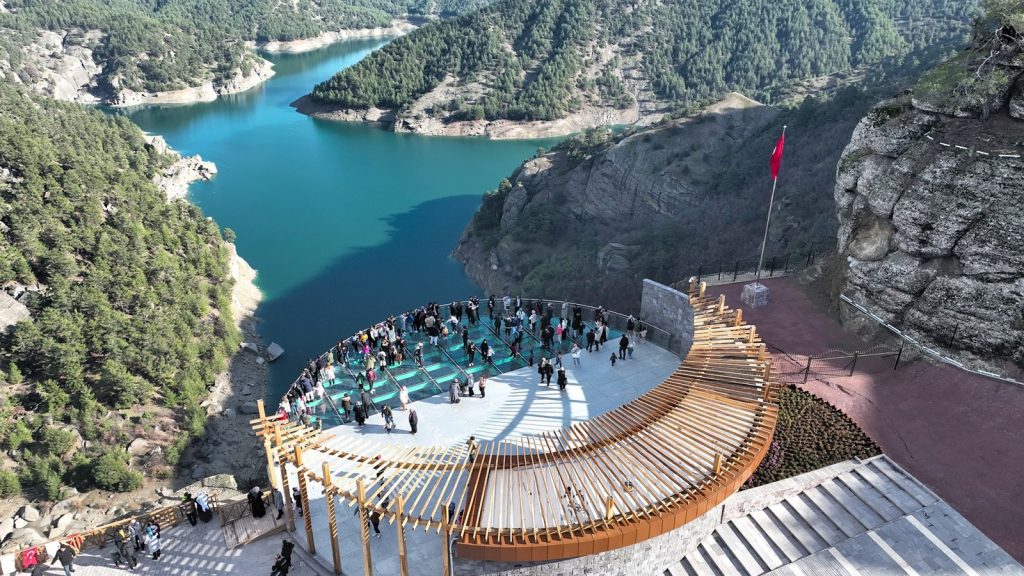 KAHRAMANMARAŞ'TA ALİ KAYASI CAM TERAS'A ZİYARETÇİ AKINI SU SEVİYESİNDEN 160 METRE YÜKSEKLİKTE BULUNAN CAM TERAS MANZARASIYLA İLGİ ÇEKİYOR