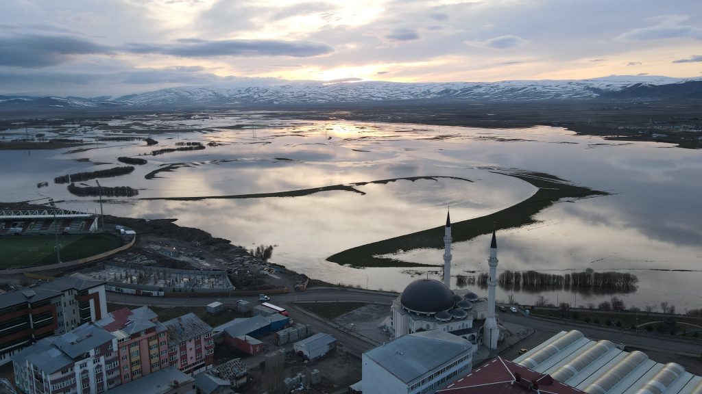 ARDAHAN'DA NEHİR TAŞTI, OVA GÖLE DÖNDÜ