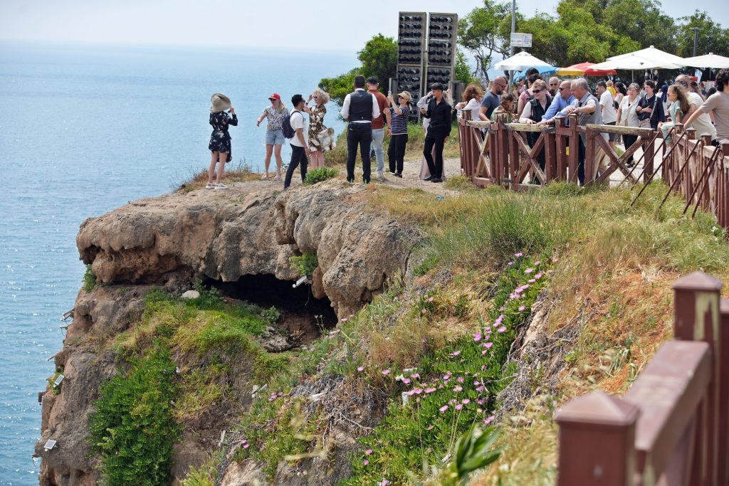 ANTALYA'NIN YASAK DİNLETMEYEN CAZİBESİ DÜDEN ŞELALESİ, TATİLCİ AKININA UĞRADI ÇİTLERİ AŞTILAR, GÖZ KAMAŞTIRAN GÜZELLİĞİ FOTOĞRAFLAMAK İÇİN BİRBİRLERİYLE YARIŞTILAR Ç İTLERİ AŞIP UÇURUM KENARINDA FOTOĞRAF ÇEKİNEN VATANDAŞ: "İNSANI CEZBEDİYOR, HAKKINI DA VERİYOR"