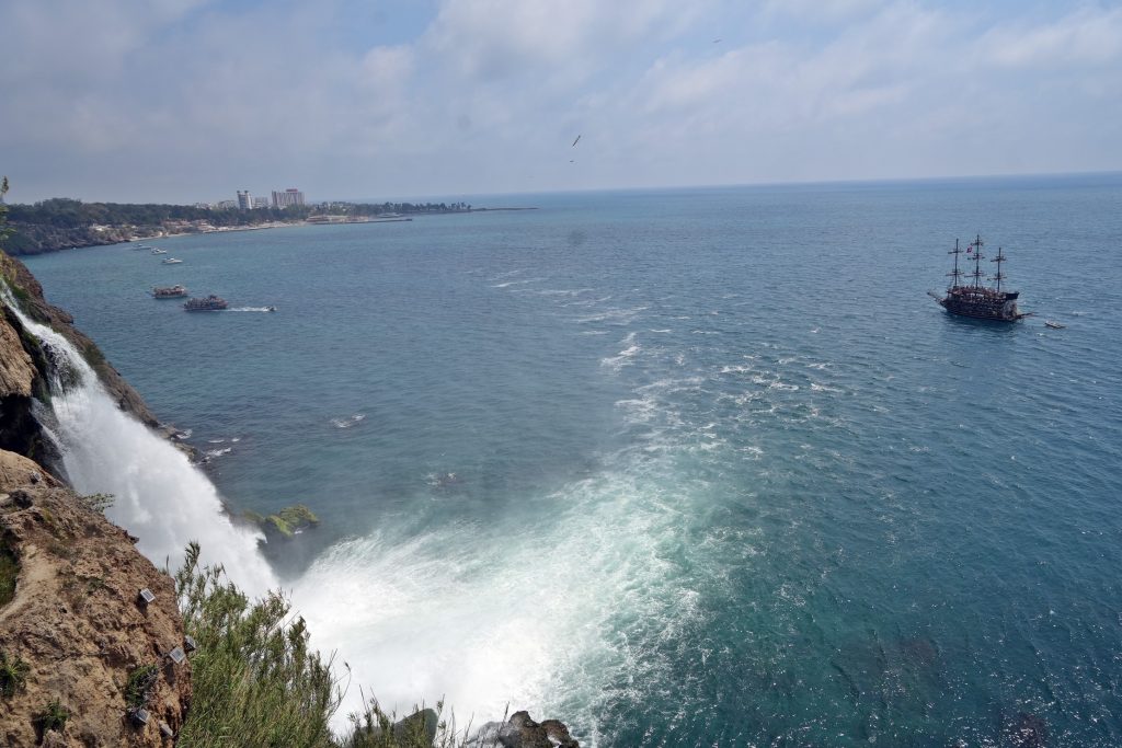 ANTALYA'NIN YASAK DİNLETMEYEN CAZİBESİ DÜDEN ŞELALESİ, TATİLCİ AKININA UĞRADI ÇİTLERİ AŞTILAR, GÖZ KAMAŞTIRAN GÜZELLİĞİ FOTOĞRAFLAMAK İÇİN BİRBİRLERİYLE YARIŞTILAR Ç İTLERİ AŞIP UÇURUM KENARINDA FOTOĞRAF ÇEKİNEN VATANDAŞ: "İNSANI CEZBEDİYOR, HAKKINI DA VERİYOR"