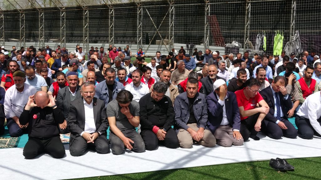 DEPREMİN VURDUĞU SULUSARAY'DA HALI SAHADA CUMA NAMAZI KILINDI