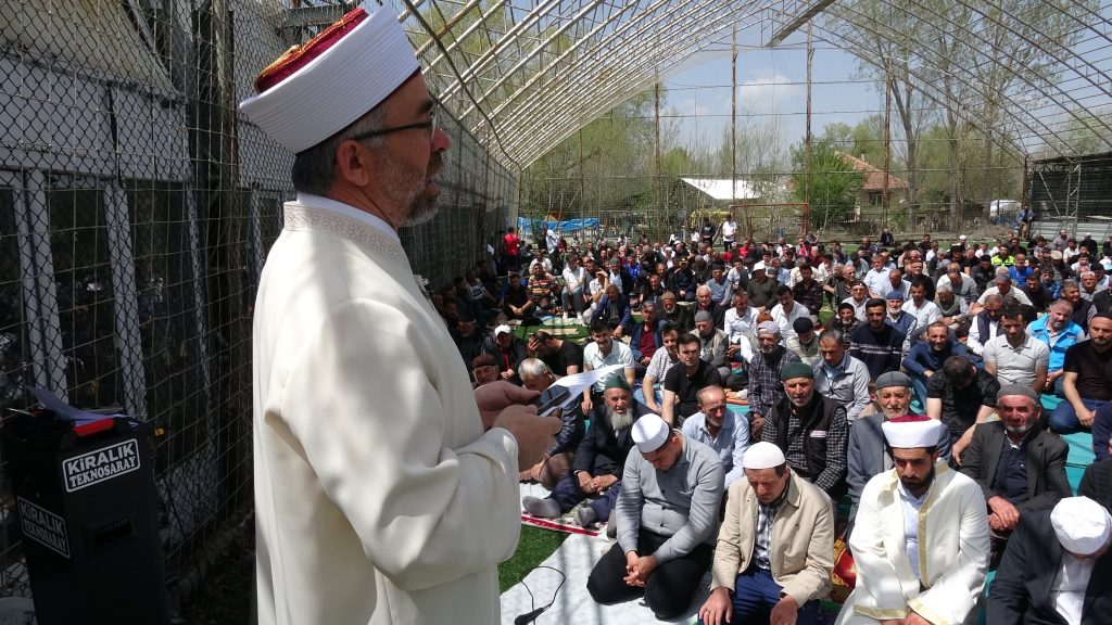 DEPREMİN VURDUĞU SULUSARAY'DA HALI SAHADA CUMA NAMAZI KILINDI