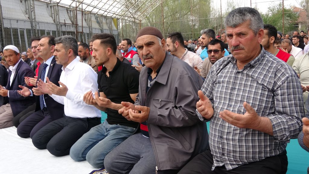 DEPREMİN VURDUĞU SULUSARAY'DA HALI SAHADA CUMA NAMAZI KILINDI