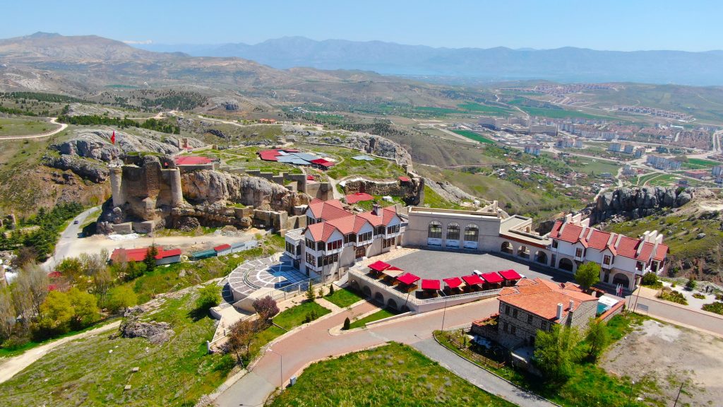 MEDENİYETLER BEŞİĞİ 4 BİN YILLIK HARPUT'TA İLKBAHAR GÜZELLİĞİ