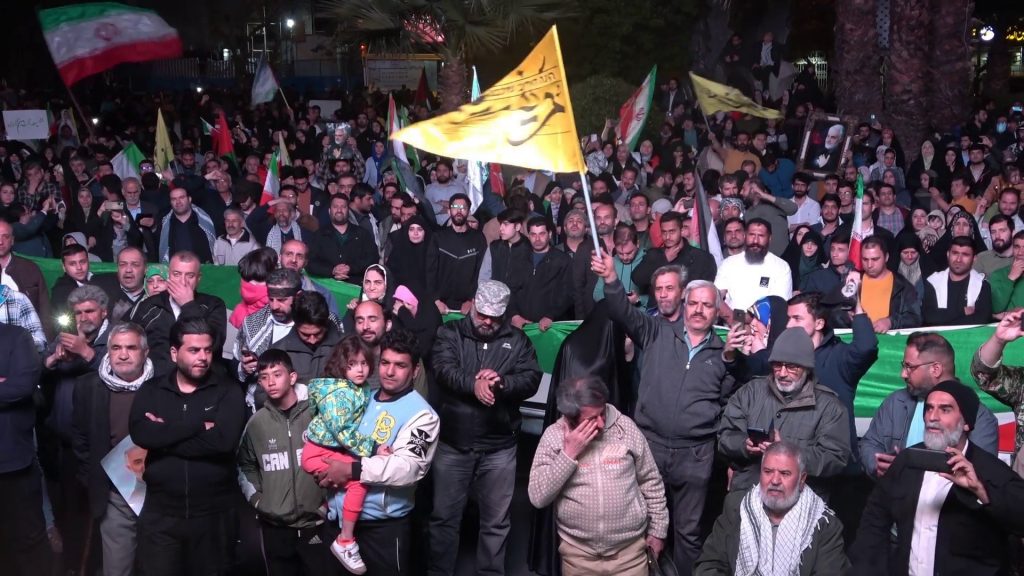 İRAN'IN İSRAİL'E SALDIRISI TAHRAN'DA COŞKUYLA KUTLANDI