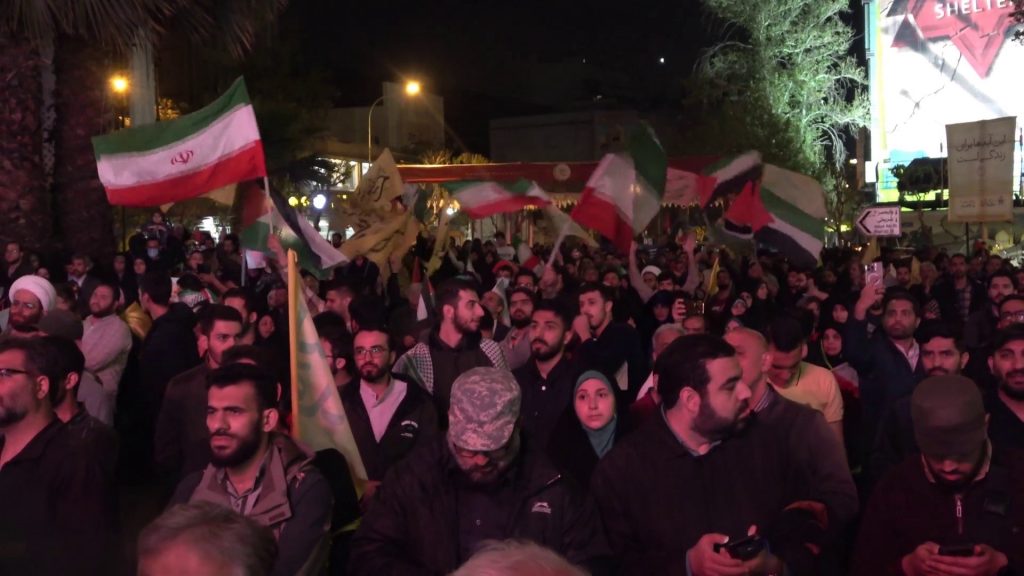 İRAN'IN İSRAİL'E SALDIRISI TAHRAN'DA COŞKUYLA KUTLANDI