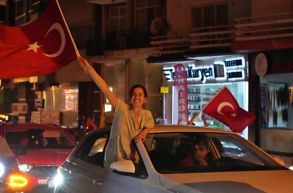 ANTALYA'DA ERİK DALLI SEÇİM KUTLAMASI RESMİ OLMAYAN SONUÇLARA GÖRE ANTALYA'DA SEÇİMİ ÖNDE GÖTÜREN CHP'Lİ SEÇMENLER KONVOY YAPTI KONVOYUN ÖNÜNÜ KESEN BİR GRUP KADIN SEÇMEN, ERİK DALI OYNADI