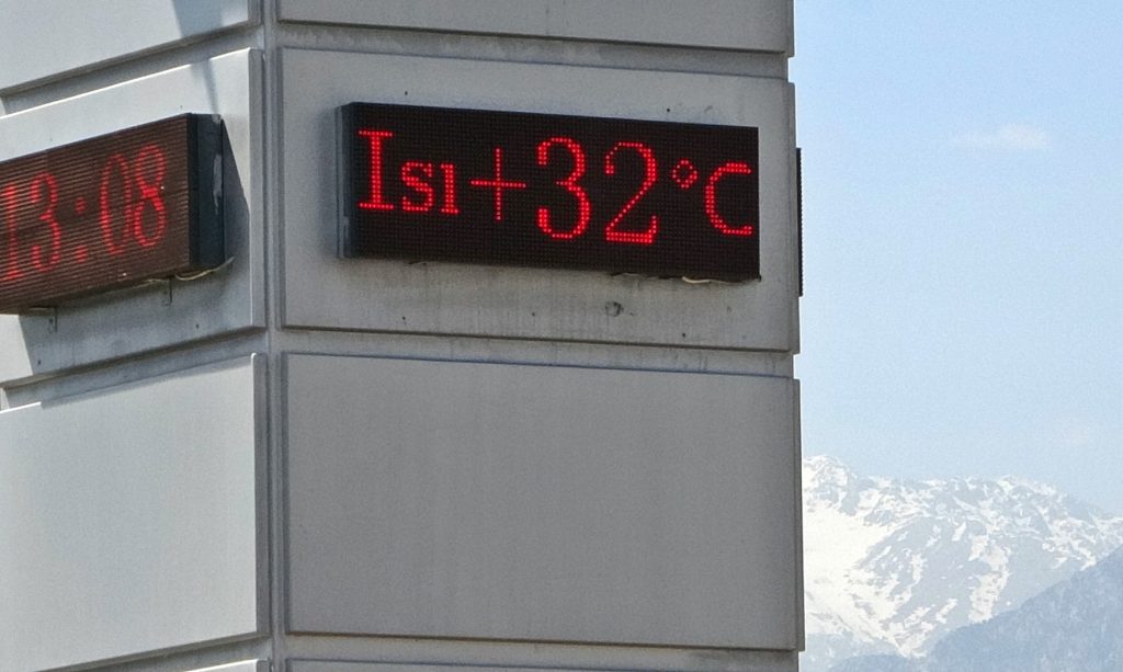 ANTALYA'DA KAR MANZARALI 32 DERECE, SAHİLLERİ YAZA DÖNDÜRDÜ HAVA SICAKLIĞININ 6 DERECE ARTMASIYLA TERMOMETRELER 32 DERECEYİ GÖSTERDİ, BEYDAĞLARI'NDAKİ KARLA BİRLİKTE İKİ MEVSİM AYNI ANDA YAŞANDI BUNALTICI SICAKTA VATANDAŞLAR VE TURİSTLER DENİZİN TADINI ÇIKARDI